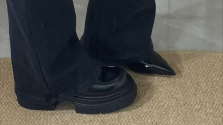 Sepatu kecil atau sepatu hak tinggi
