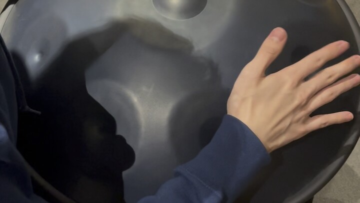 Saat mulai kerja, aku melihat alat musik yang lucu, lalu…