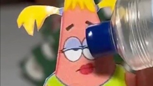 Bantu Anda tidur, Patrick menghapus riasan dan mencuci wajah Anda