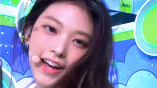 Kang Hae-rin's expressiveness when she first debuted... | Haerin