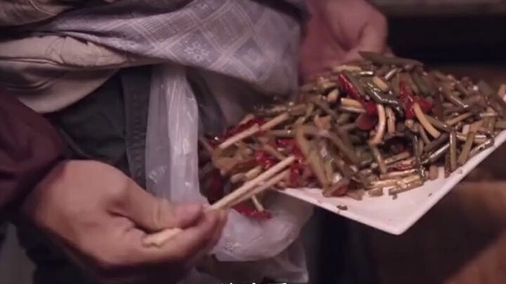 Khách hàng gọi cả một con gà quay, nhưng khi mang lên chỉ có một cái đùi gà, bà chủ hoảng rồi! Phim 