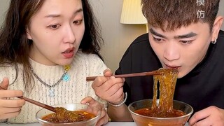 #نودلز حامض وحار بالذهب الأسود بيبينغ اليوم يأكل هذه الوجبة وهو مرتعب جدًا~