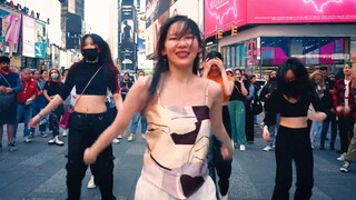 We danced to Your Smile with foreigners in Times Square! I hope Cpop will become stronger~