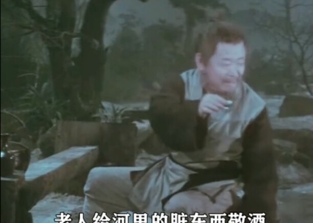 Pria itu bersulang untuk benda kotor di dalam air, tapi tak disangka tangan misterius tiba-tiba munc