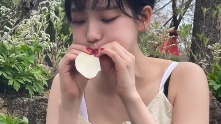 [Yoo Ji-min] Spent a Happy Birthday with Her Family | A Heartwarming Record of the Busy Yet Blissful