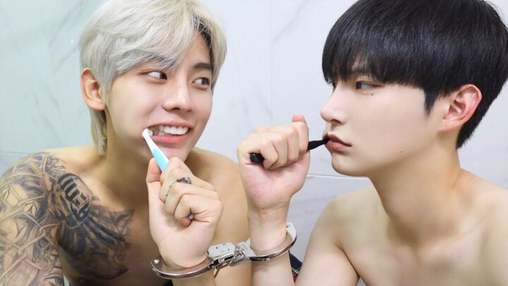 هذا هو معنى عدم الانفصال أبدًا!! سجل يوم كامل مع الأصفاد... ما الذي يمكن أن يحدث يا ترى؟!