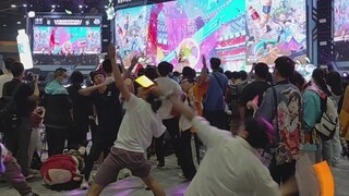 Di bawah panggung, bagaimana bisa ada seekor monyet tongkat cahaya di antara sekelompok seniman bawa