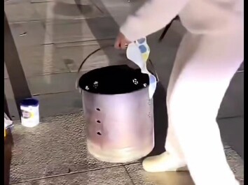 من يستطيع مساعدة هذه الأم؟ ماذا تفعل؟ لقد تم تقييد التدفق بالكامل!