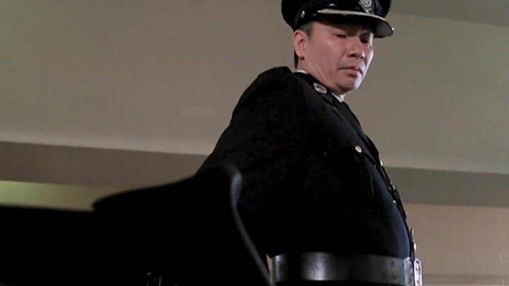 Trưởng đồn cảnh sát phát hiện tên tội phạm trốn thoát đang trốn trong cốp xe, nhưng anh không báo độ