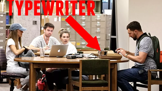 เครื่องพิมพ์ดีดในห้องสมุด Prank!