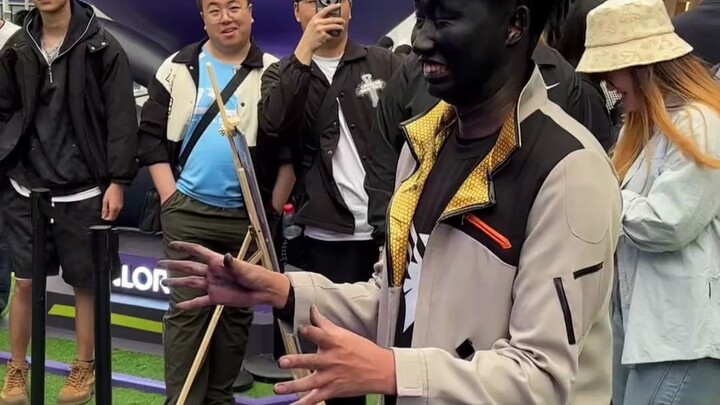 الجميع يشارك في الكوسبلاي ويواجهون موقفًا محرجًا للغاية، من يستطيع أن يخبرني كيف أزيل هذه الطلاء الأ