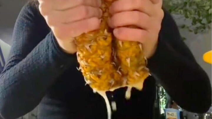 يمكن عصر عصير الأناناس بيديك المجردتين!