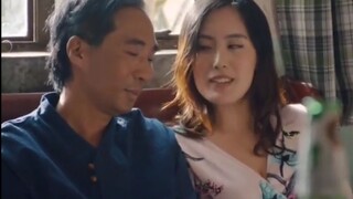 [คลิปหนัง] พ่อเห็นว่าแฟนสาวของลูกชายอยู่บ้านเบื่อๆ เลยมาแอบแซ่บด้วย