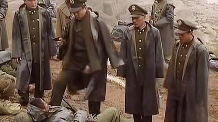 الجنود يسقطون أرضًا وينامون فورًا، حتى تهديد الضابط بالسلاح لجعلهم ينهضون لا يُجدي نفعًا، ما أثار غض