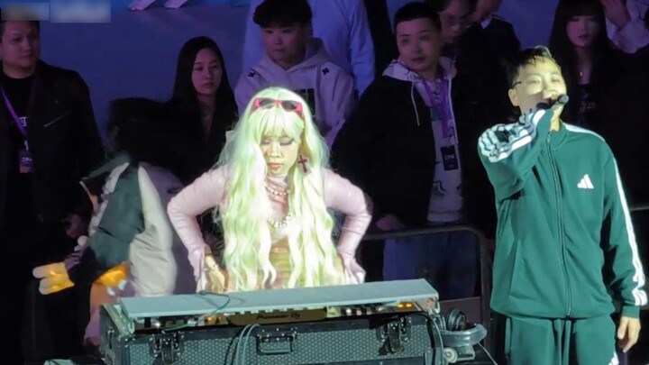 Paman! Bisakah kamu menyanyikan ini?! Guangxi-ku yang hebat itu... orang-orangnya sederhana dan juju