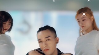The most beautiful boy on the Internet dances to "Snapping-Kim Chungha". Are you sure you don't want
