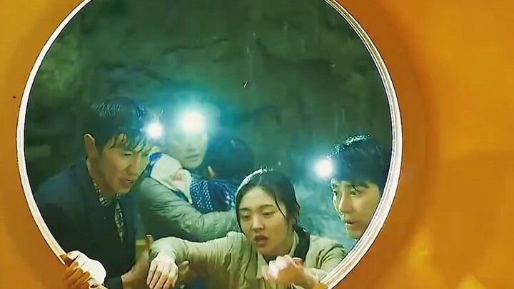 两个男人把女人小孩推进大桶里，等所有人都爬进去时，从外面迅速盖上桶盖