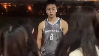 和好朋友拍一眼定crush挑战，女生磕到的表情太真实了，“真的会第一眼看向自己喜欢的人嘛”！