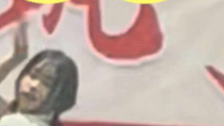 Kecocokan antara Gee dan siswi SMA adalah...