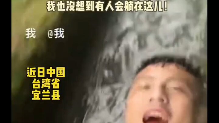 In heavy rain, a man couldn’t catch the bus, so he simply took to the water—navigating sharp bends i