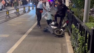 A shocking scene at Jiefang Pavilion