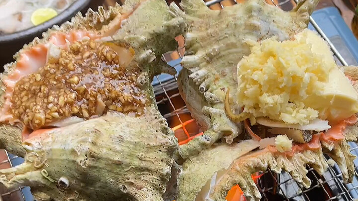 Masakan Thailand: Siput berduri besar bakar arang, ukuran luar biasa besar seperti karya seni; tekst