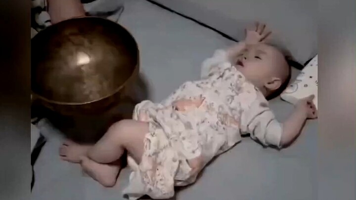 Bayi menangis hebat saat hendak tidur, ayah tinggal satu ketukan saja dan bayinya langsung tertidur,