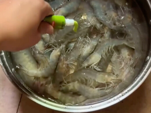Mustard-soaked shrimp—even the shrimp veins have been expelled; that’s really intense!