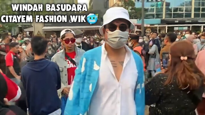 EPIC MOMEN WINDAH BASUDARA CITAYEM FASHION WEEK LAWAN YETI