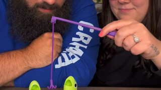 夫妻钓鱼比赛，看谁最能钓～～～