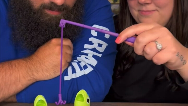 夫妻钓鱼比赛，看谁最能钓～～～