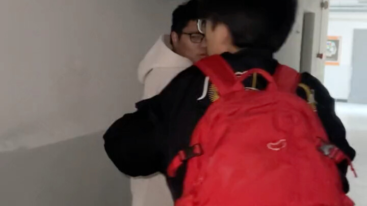 Bukan keluarga, tidak masuk melalui satu pintu