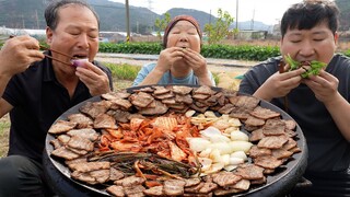 짚불에 직화한 삼겹살과 파김치, 양파, 마늘을 솥뚜껑에 구워 먹방!! (Grilled Samgyeopsal on straw) 요리&먹방!! - Mukbang eating show