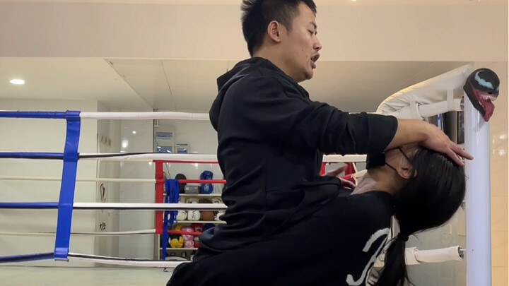 Perempuan dapat dengan mudah mengangkat pria dewasa