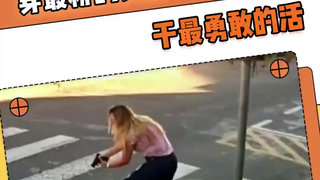 "Người phụ nữ mặc đồ hồng rút súng trên đường phố, đánh lui kẻ cướp có vũ trang, thể hiện sức mạnh c