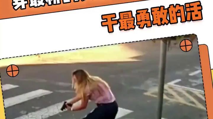 Wanita berpakaian merah muda menarik pistol di jalan untuk mengusir penjahat bersenjata, memperlihat