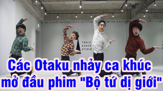 Các Otaku nhảy ca khúc mở đầu phim "Bộ tứ dị giới"