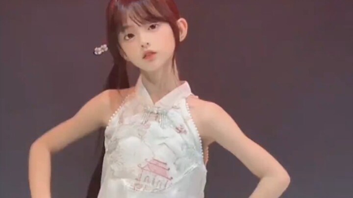 Traditional Chinese Style Girl, Little Lolita, Witch Gege Performs a Hot Dance