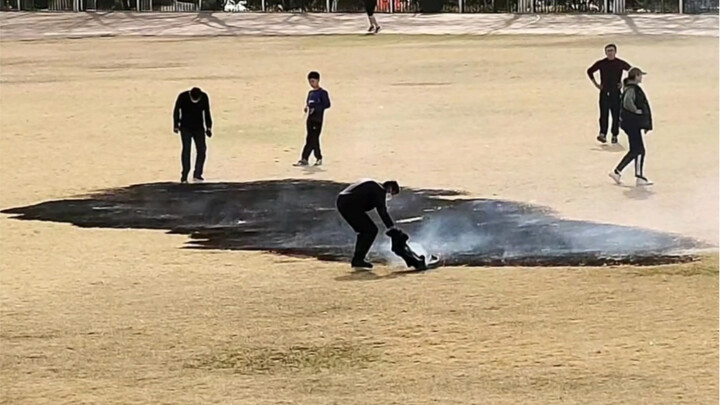 Minyak menyembur dari lapangan Universitas Jinan (lapangan terbakar). Ganti nama menjadi Universitas