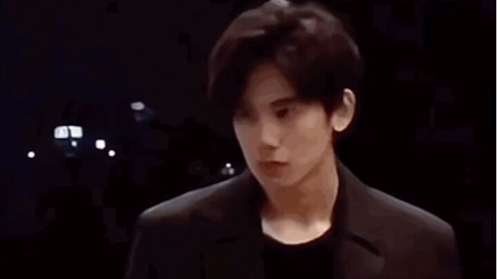 Chất lượng hình ảnh kém cũng không thể che giấu được vẻ đẹp trai lạnh lùng của Hồ Tiên Húc, anh ấy đ