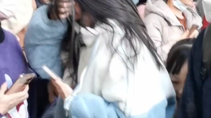 After a celebrity zoo gorilla threw a bottle and hit a little girl, some visitors still brought bott