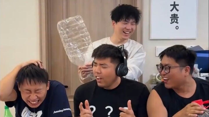 تحدي الضحك المجنون لتخمين الأغاني! هل هذه الأغنية عن "عالم الحيوانات"؟ اتضح أن كل شيء مجرد مسرحية قر