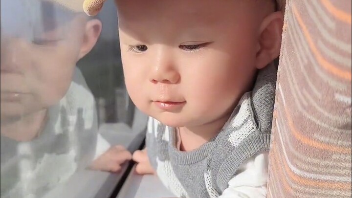 I met a little cutie on the high-speed train, and he snatched my orange without any hesitation...