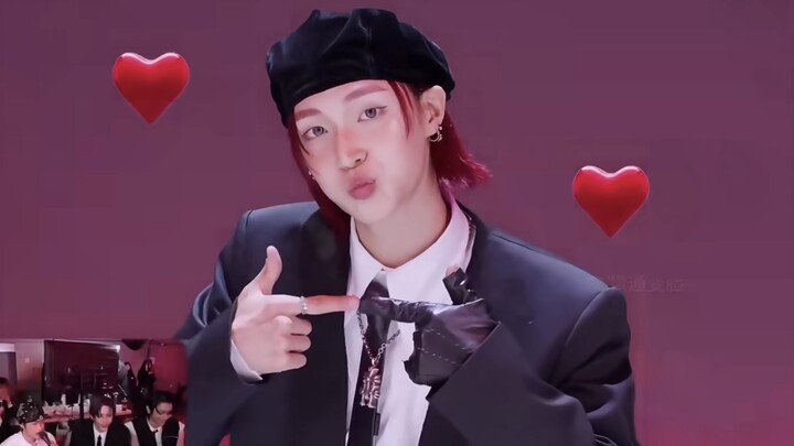 Năm đồng đội cứ như chưa từng thấy bé gái vậy 😏