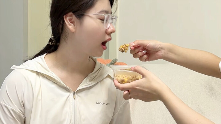 น้องสาวอยู่บ้านจะมีข้าวเหลือได้ยังไงกัน?