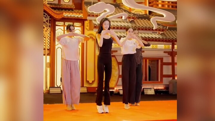 I heard the "Handan Learning to Walk" dance has even made it all the way to Guangdong! Let me do a l