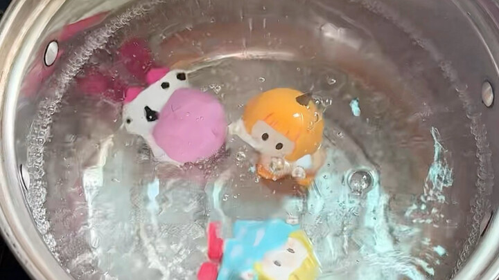 Okay! Let’s put it in the pot and boil Yoyo to see if it separates!