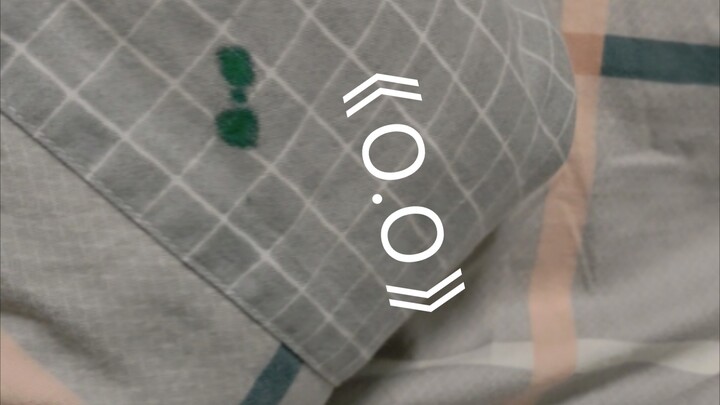 No, put the pen on the bedside.