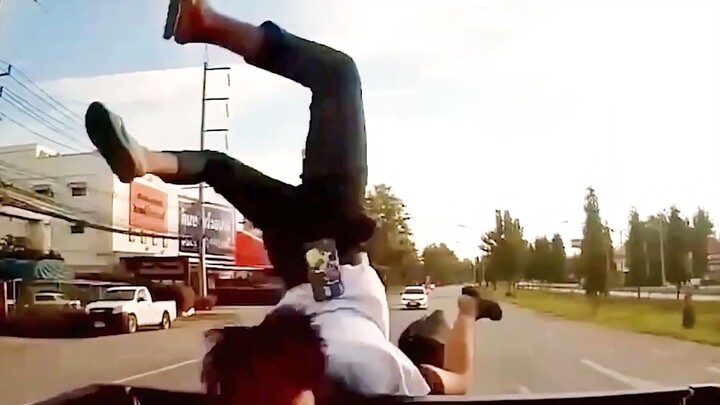 الشاب ينظر إلى الحسناء على جانب الطريق، وفي الثانية التالية... واه!