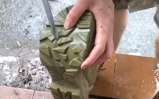 Một chiếc ủng quân đội đã cứu mạng một binh sĩ Ukraine.